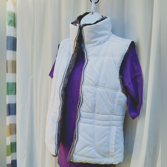 ReversibleThick and Cozy Ladies Puffer / Faux Fur Vest - Picture 8 of 10